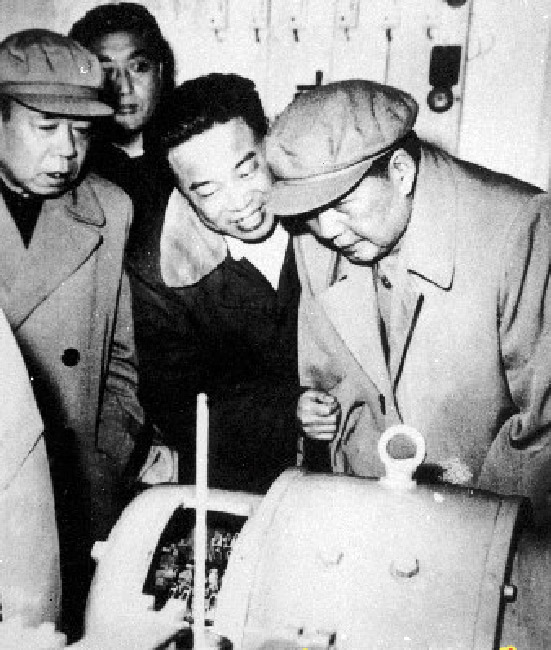 毛泽东视察旧照:与张玉凤、汪东兴在天津(组图)