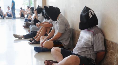广东武警持枪围捕涉黑美籍开发商 为美国亲中侨领(组图)