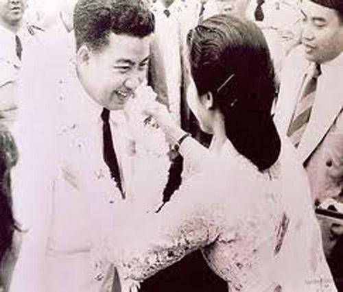 “红色亲王”西哈努克的六位漂亮妻子 莫尼克有中国血统(组图)