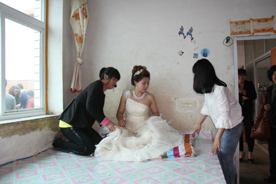 伴娘上炕服侍新娘.